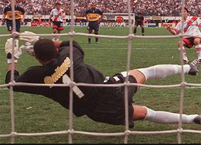 Los arqueros atajapenales